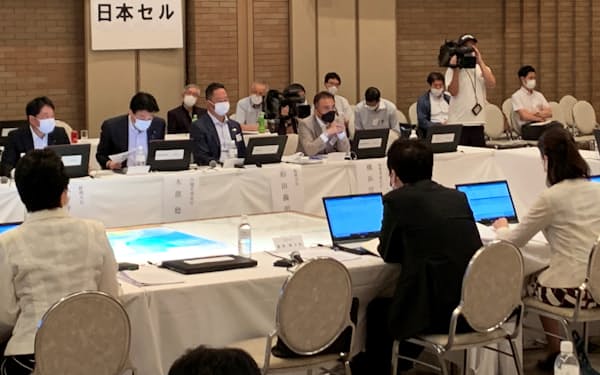 国家安全保障会議の9大臣会合を模して、日本政府の対応を協議した（7日、東京都新宿区）