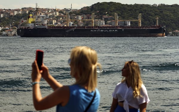 7日、トルコ・イスタンブールのボスポラス海峡を進むウクライナ産穀物を積載した貨物船＝ＡＰ