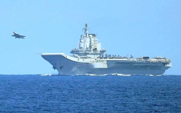 沖縄・沖大東島沖の太平洋に展開した中国海軍の空母「遼寧」と飛行する艦載戦闘機=防衛省統合幕僚監部・共同