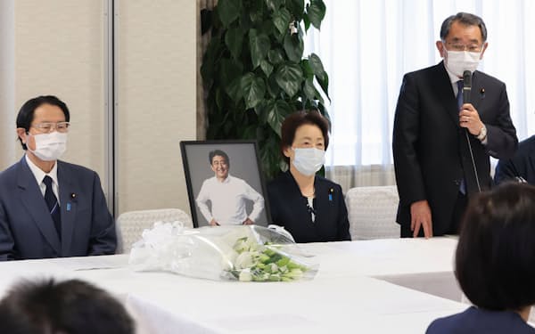 安倍元首相の遺影が飾られた自民党安倍派の総会（7月21日、党本部）