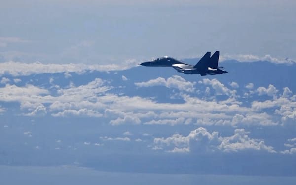 5日、演習で台湾周辺を飛行する中国人民解放軍の軍用機=新華社・共同