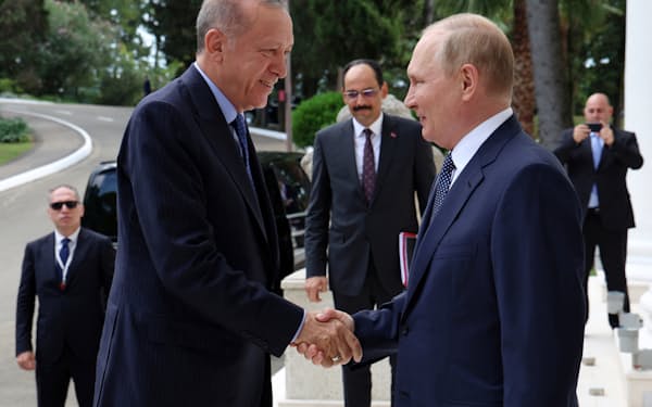 プーチン大統領（右）とエルドアン大統領は５日の会談で、貿易やエネルギー分野での協力拡大で合意したとされる=スプートニク・ロイター