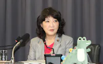 記者会見する片山財務相(18日、財務省)