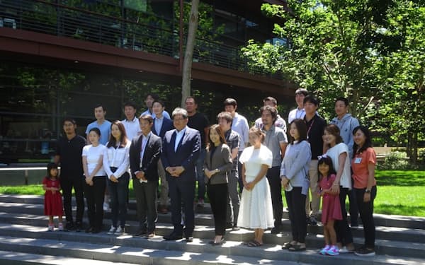 萩生田光一経済産業相は7月に米スタンフォード大学を視察し、若手日本人研究者から話を聞いた