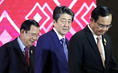日本ASEAN首脳会議で安倍氏と並ぶカンボジアのフン・セン㊧、タイのプラユット両首相（バンコク、2019年11月）=ロイター