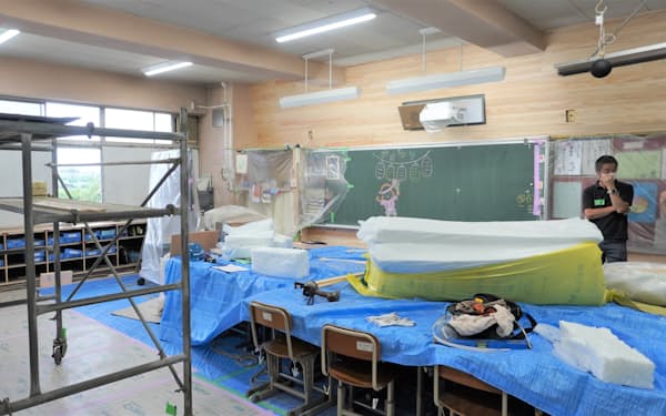 リフォーム工事中の芝川小学校4年1組の教室(5日、さいたま市)