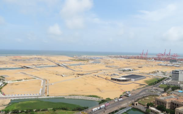 新たな港湾都市「ポートシティー」の開発にも中国企業が参画してきた（７月、コロンボ）