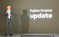 富士通はDX支援サービス「ユーバンス」拡販に力を入れる(写真は昨年のユーバンスの説明会に登壇する高橋美波副社長)
