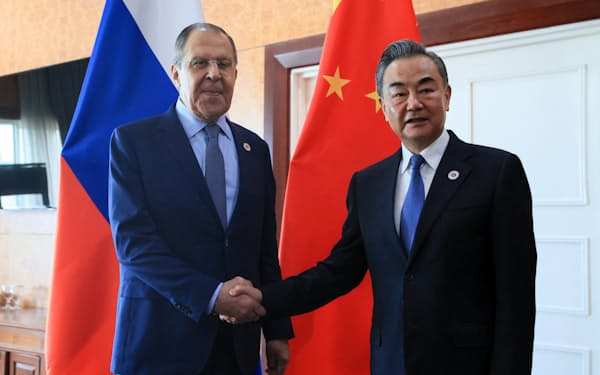 中国とロシアはミャンマー国軍との要人往来を活発化させている（5日、ASEAN関連の外相会合に出席した王毅外相㊨とラブロフ外相）＝ロシア外務省提供・ロイター