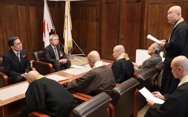 京都仏教会は北陸新幹線の延伸ルートに反対する署名活動を報告した(25日、京都市役所)