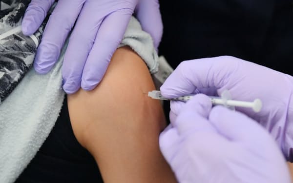 新型コロナウイルスのワクチン接種を受ける子供