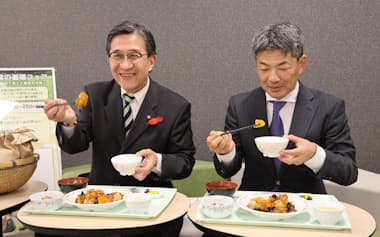 三菱UFJ銀行京都支店の社員食堂で、生ごみを肥料に再利用した特別メニューを味わう松井市長㊧と小杉支店長(25日、京都市)