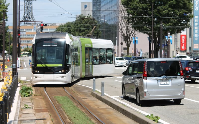 富山駅近くを走るLRT。JRのローカル線区間と道路上に新設した線路をつなげ、06年に開業した 富山駅近くを走るLRT。JRのローカル線区間と道路上に新設した線路をつなげ、06年に開業した