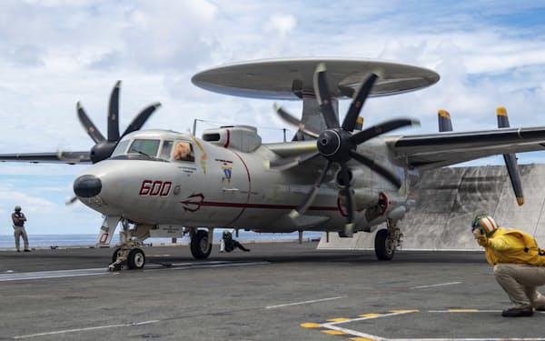 米海軍の空母ロナルド・レーガンで発艦準備を進める早期警戒機E-2Dホークアイ（2日）=海軍提供・AP