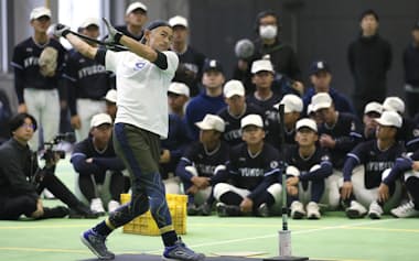打撃を披露するイチローさん(25日、福岡県宮若市)=共同