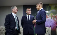 ヨハネスブルクで話し合う英国のスターマー首相㊧とフランスのマクロン大統領ら欧州首脳(22日)=ロイター