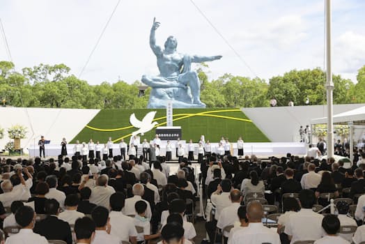 被爆者歌う会「ひまわり」の合唱で始まった平和祈念式典（9日午前、長崎市の平和公園）=代表撮影