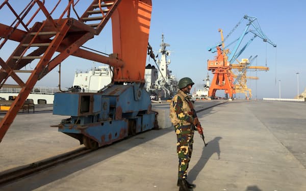パキスタン南西部のグワダル港を警備する同国軍兵士（2016年）＝ロイター