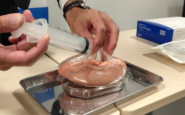 移植する腎臓（ピンク色の模型）をゲル状の袋であるオーガンポケットで包んで手術中の温度上昇を抑える仕組み