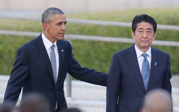 平和記念公園を訪問した安倍首相とオバマ米大統領（2016年5月、広島市）