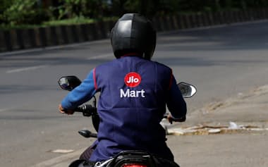 リライアンス傘下のジオマートの配達員。リライアンスは2025年、急成長が見込まれるクイックコマース(即配)事業を拡大している=ロイター