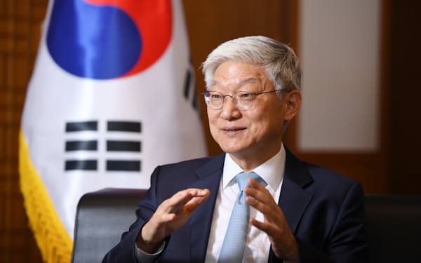 9日、インタビューに応じる尹徳敏駐日韓国大使（韓国大使館）