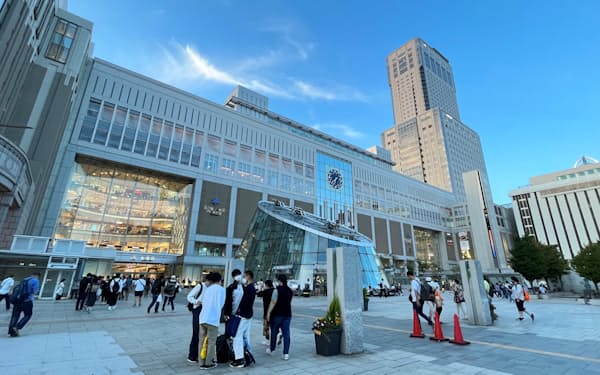 北海道の人口減少数は拡大している（7日、札幌駅前）