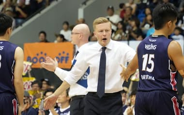 横浜BCのトゥオビ監督(中央)は2025年のバスケットボール欧州選手権で母国を率い、初の4強に導いた(写真は10月、横浜市都筑区で行われたBリーグの試合)