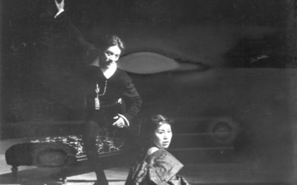 「ハムレット」(1955年)の芥川比呂志(左)と杉村春子=写真提供・文学座