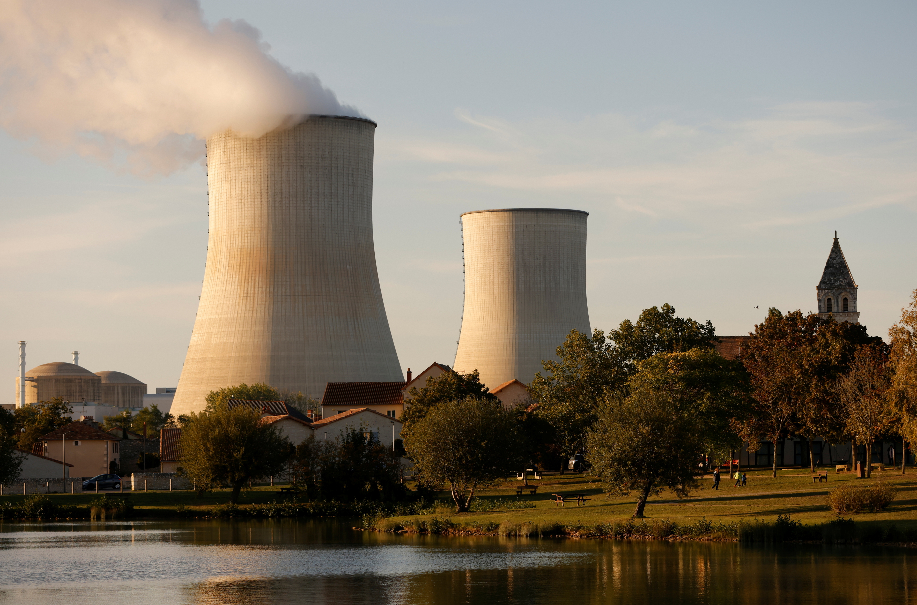 世界の原子力発電 前年比4 増 21年 脱炭素が追い風 写真 ロイター 日経gx