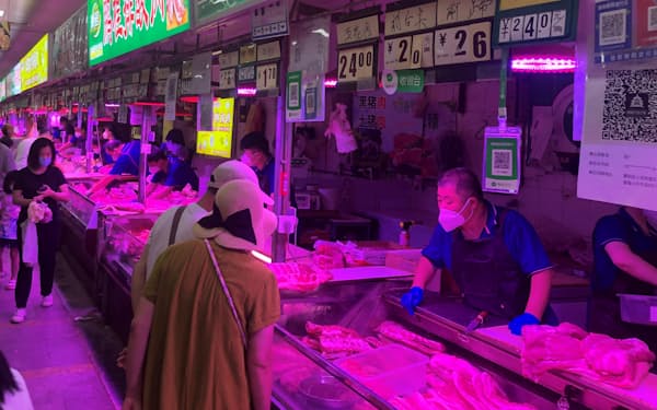7月初旬の豚の出荷価格は3月の2倍に跳ね上がった（北京市内の食品市場の豚肉売り場）