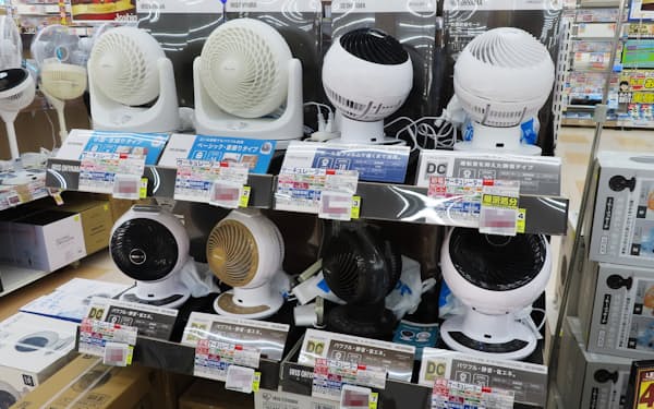 節電につながるサーキュレーターなどの売り上げが伸びている（大阪市内の家電量販店）=一部画像処理しています
