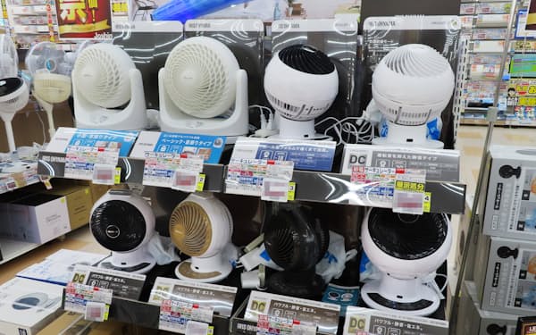 節電につながるサーキュレーターなどの売り上げが伸びている(大阪市内の家電量販店)=一部画像処理しています