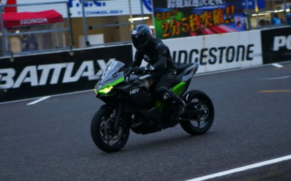 鈴鹿8時間耐久ロードレースの前夜祭で、カワサキモータースが電動バイクとHVバイクを公開した（写真はHVバイク）