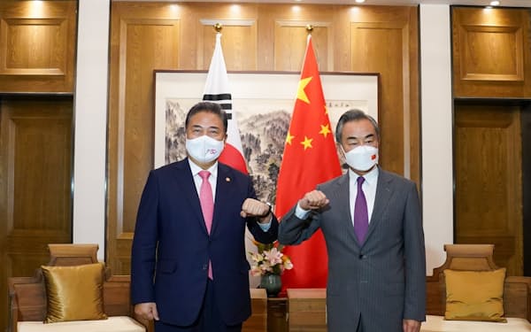 9日、中国の青島で会談した中国の王毅国務委員兼外相（右）と韓国の朴振外相＝韓国外務省提供