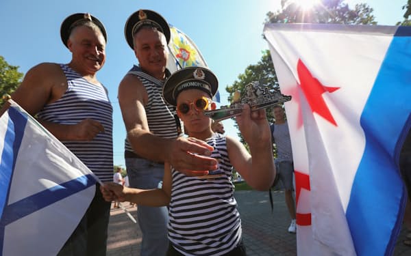 ７月31日、ロシア海軍の日を祝うクリミア半島セバストポリの住民ら＝ロイター