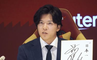 契約更改交渉を終え、来季の目標を記した色紙を掲げる楽天・早川(26日、楽天モバイルパーク宮城)=共同