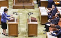 党首討論で立憲民主党の野田代表(右列手前から2人目)の質問に答える高市首相(26日、国会内)