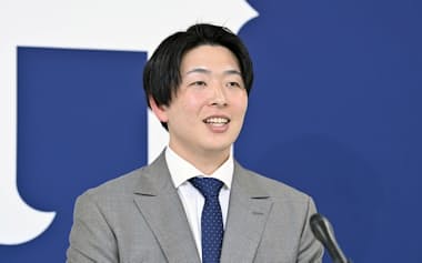 契約更改を終え、記者会見する広島・大瀬良(26日、マツダスタジアム)=共同