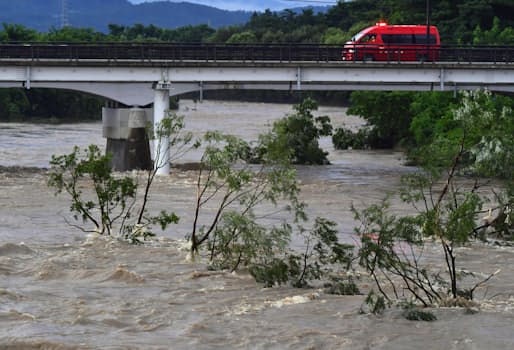 大雨で増水した青森県弘前市の岩木川（10日午前）=共同