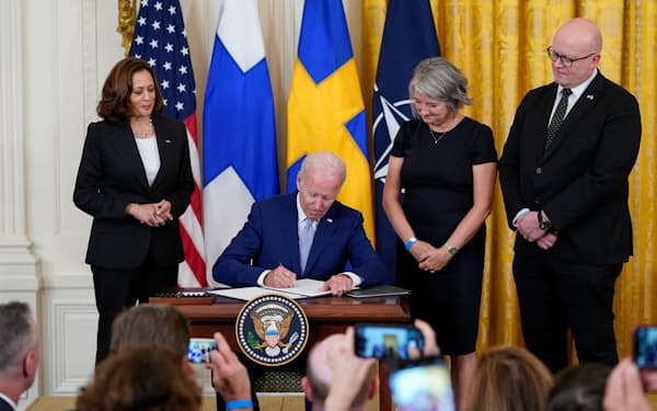 バイデン米大統領（左から2人目）は北欧2カ国のNATO加盟を批准した（9日、米ホワイトハウスで開いた署名式典）＝AP