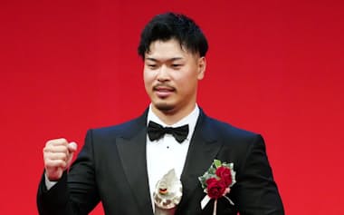 MVPに選ばれた阪神・佐藤輝明(26日、東京都内のホテル)=共同