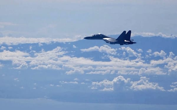 5日、演習で台湾周辺を飛行する中国人民解放軍の軍用機=新華社・共同