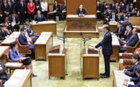 公明・斉藤代表(右)の質問を聞く高市首相(26日、国会内)