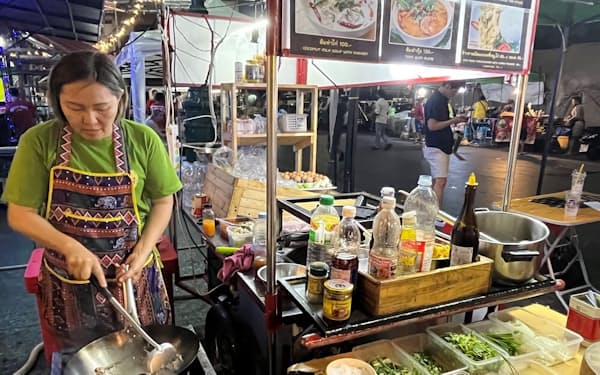 タイ料理に使う肉や野菜も値上がりしている（７月中旬、バンコクの屋台）