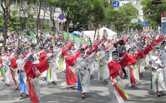 3年ぶりに「特別演舞」として開幕した高知のよさこい祭り（10日、高知市内）