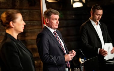 デンマーク自治領フェロー諸島自治政府のヨハネセン首相(中央)=ロイター