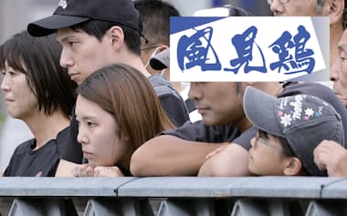 参院選の街頭演説に耳を傾ける人たち(2025年7月、埼玉県川口市)=共同