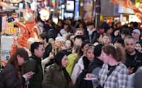 外国人観光客らでにぎわう大阪・道頓堀(19日)