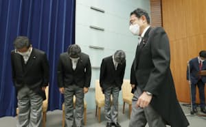 記者会見に臨む岸田文雄首相(手前)(10日、首相官邸)=代表撮影 記者会見に臨む岸田文雄首相(手前)(10日、首相官邸)=代表撮影